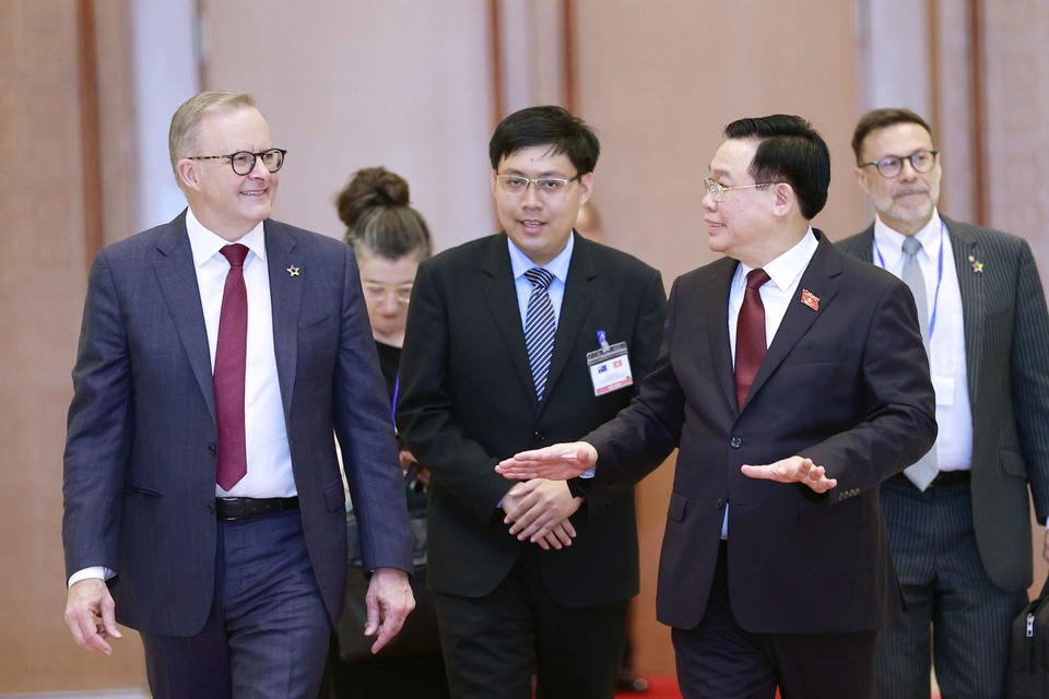 Chủ tịch Quốc hội Vương Đình Huệ trao đổi với Thủ tướng Australia Anthony Albanese. (Ảnh: Doãn Tấn/TTXVN)