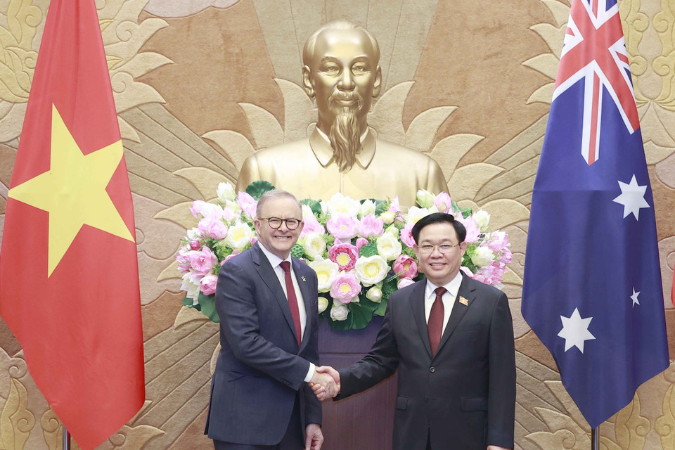 Chủ tịch Quốc hội Vương Đình Huệ và Thủ tướng Australia Anthony Albanese chụp ảnh chung. (Ảnh: Doãn Tấn/TTXVN)