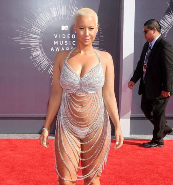 Tình cũ của Kanye West, Amber Rose, mặc một chiếc váy chỉ gồm những chuỗi hạt- gợi nhớ đến hình ảnh Rose McGowan 16 năm trước trên thảm đỏ của MTV Video Music Awards.