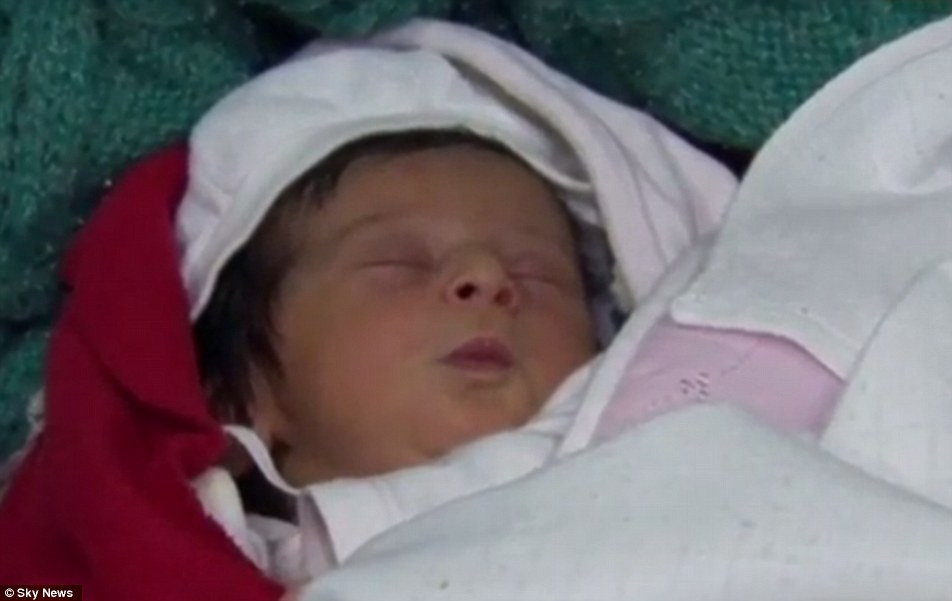 Bé gái 4 ngày tuổi tên là Sadan (nghĩa là 'nơi nương thân') được sinh ra trong đường hầm cạnh nhà ga Keleti. (Nguồn: Dailymail)