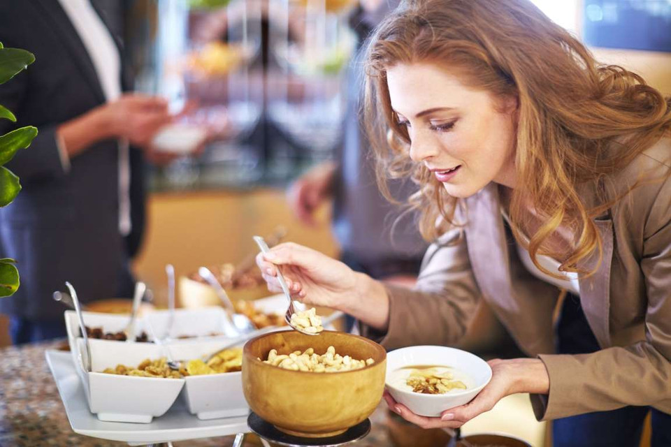 Tập luyện yoga giúp làm giảm ham muốn đối với thực phẩm. (Nguồn: Rex)