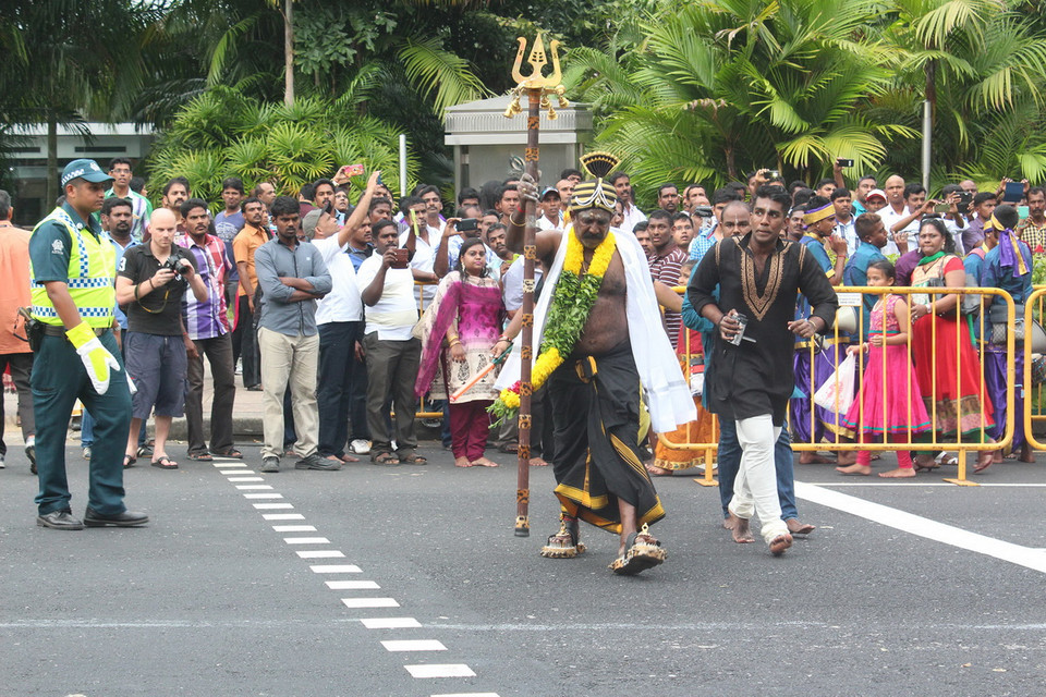 Bên cạnh việc móc những thanh sắt vào người, họ còn dùng những vật sắc nhọn xiên qua miệng, lưỡi, má, ngực của mình hoặc đi trên những đôi dép gắn bàn chông... (Ảnh: Việt Hải/TTXVN)