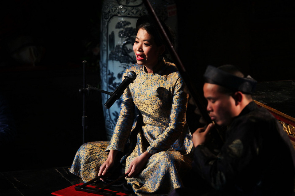 Một tiết mục hát trong không gian hát cửa đình. (Ảnh: Lâm Khánh/TTXVN) 