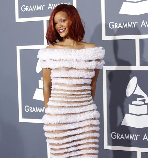 Rihanna tươi tắn và đầy sức sống tại lễ trao giải Grammy năm 2011 trong thiết kế haute couture của Jean Paul Gaultier.