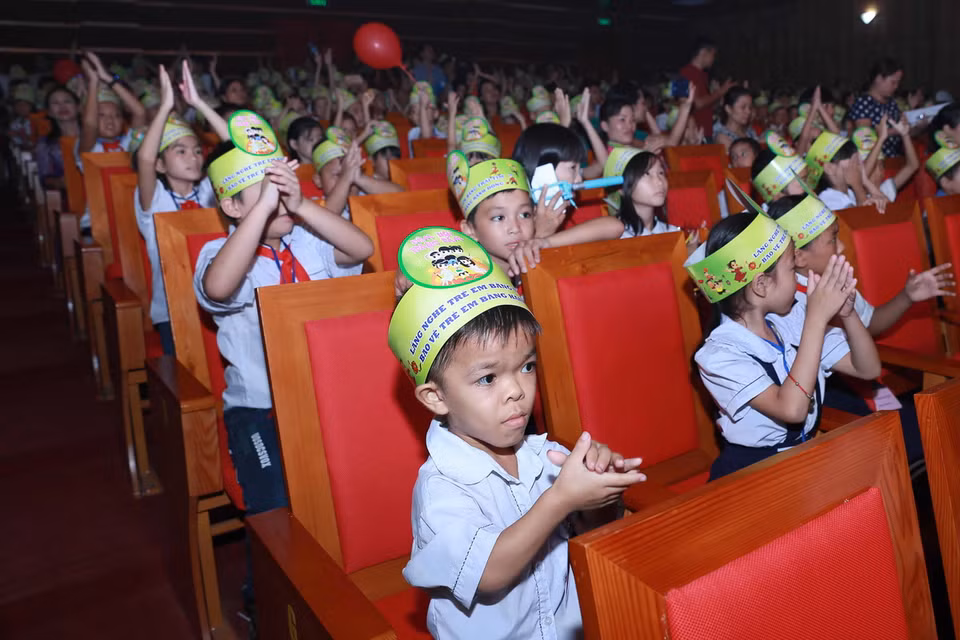 Các cháu thiếu nhi đến dự hội vui Đêm hội Trăng rằm. (Ảnh: Nguyễn Quang/TTXVN)