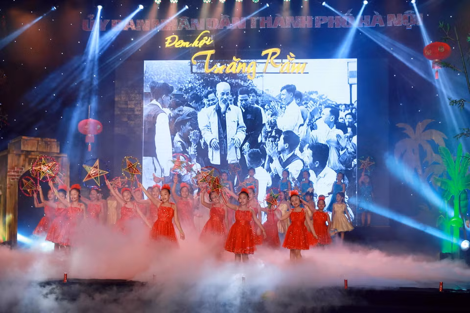 Các tiết mục văn nghệ tại Đêm hội Trăng rằm 2015. (Ảnh: Ảnh: Nguyễn Quang/TTXVN)