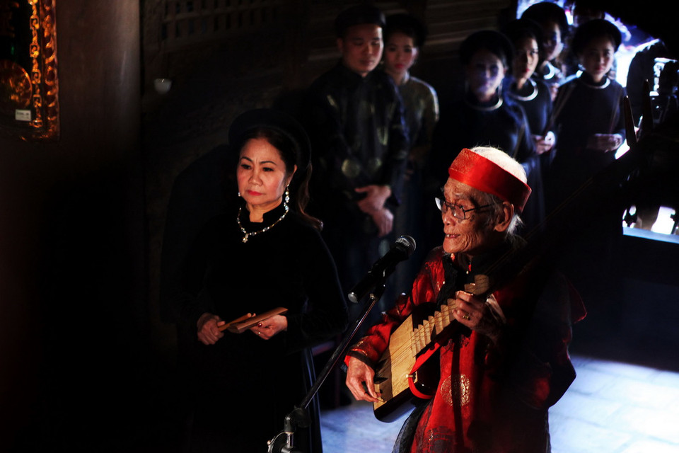 Nghệ nhân dân gian Nguyễn Phú Đẹ và ngệ sỹ ưu tú Đỗ Quyên biểu diễn. (Ảnh: Lâm Khánh/TTXVN) 