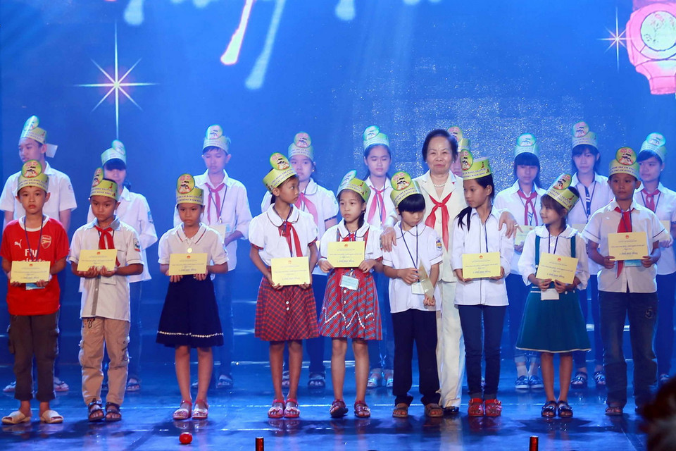 Phó Chủ tịch nước Nguyễn Thị Doan trao học bổng cho các em có hoàn cảnh khó khăn vươn lên trong học tập. (Ảnh: Nguyễn Quang/TTXVN)