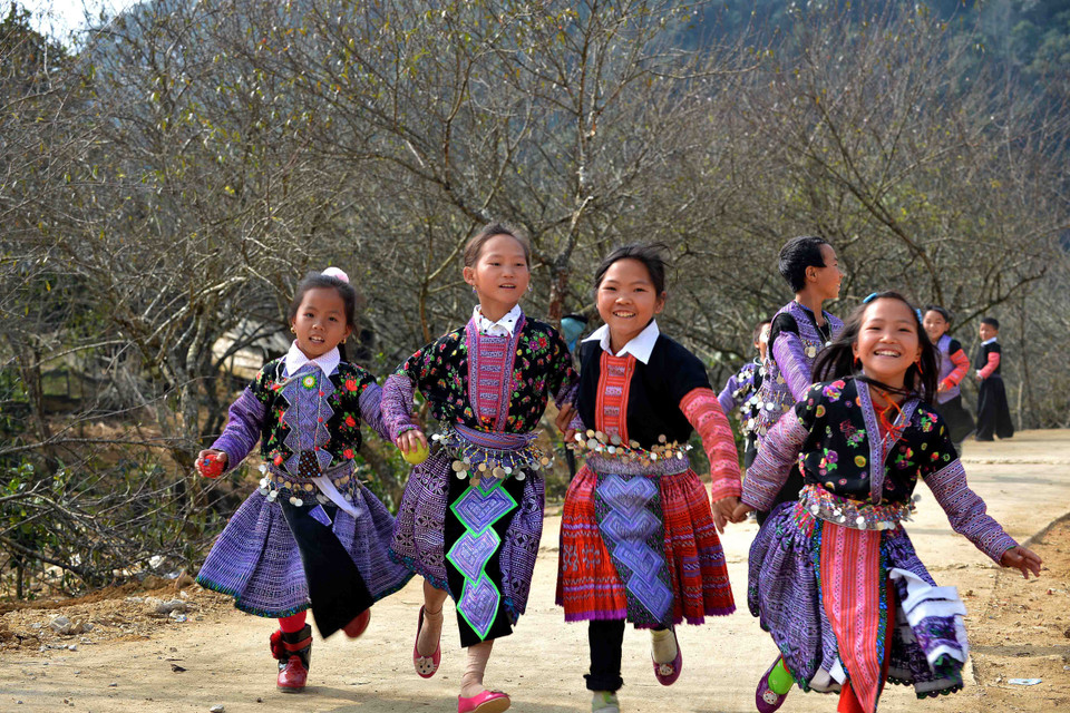 Bước sang ngày mùng hai, trẻ em các thôn bản Hang Kia, Pà Cò tung tăng đi chơi trong trang phục truyền thống sặc sỡ. (Ảnh: Thanh Hà/TTXVN) 