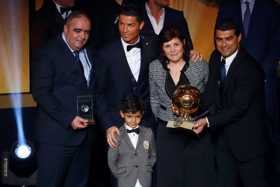 Ronaldo chia sẻ niềm vui cùng mẹ và con trai. (Nguồn: Reuters)