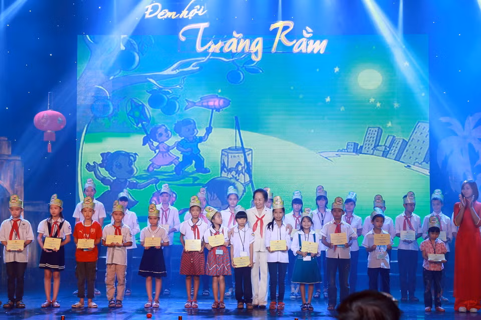  Phó Chủ tịch nước Nguyễn Thị Doan trao học bổng cho các em có hoàn cảnh khó khăn vươn lên trong học tập. (Ảnh: Nguyễn Quang/TTXVN) 
