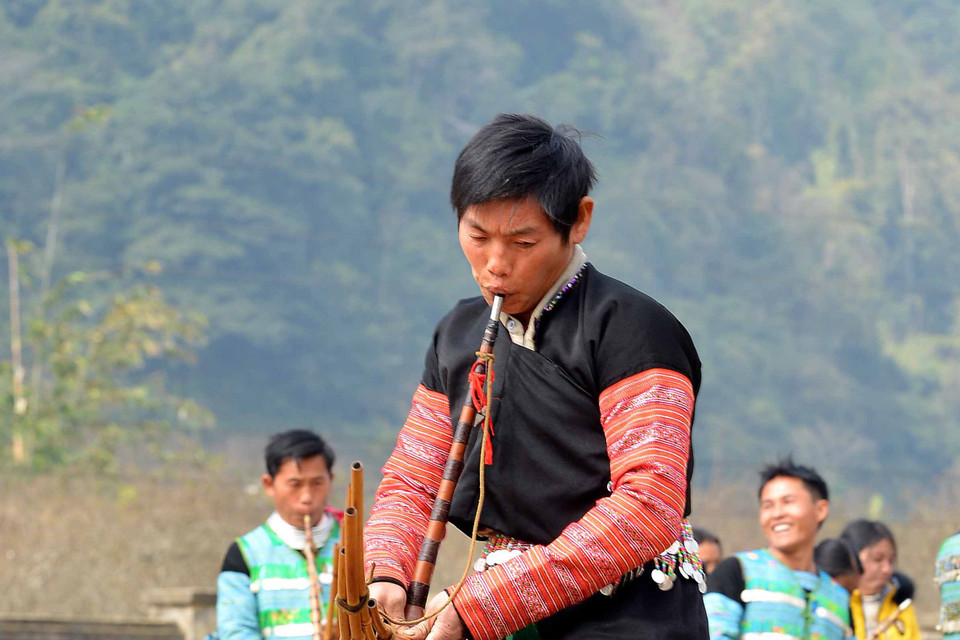 Các hoạt động vui xuân như ném pao, đánh cù, biểu diễn khèn Mông... kéo dài cả tháng. (Ảnh: Thanh Hà/TTXVN) 