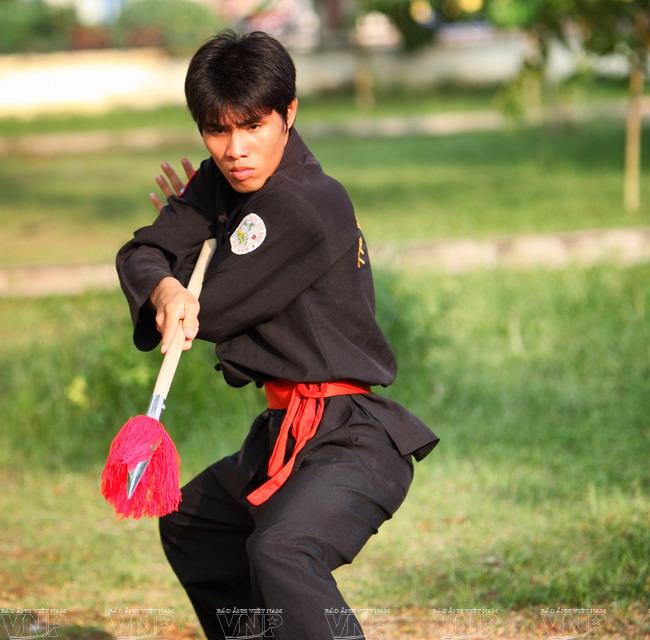 Nghệ nhân dân gian Nguyễn Phú Đẹ và nghệ sỹ ưu tú Đỗ Quyên biểu diễn. (Ảnh: Lâm Khánh/TTXVN) 