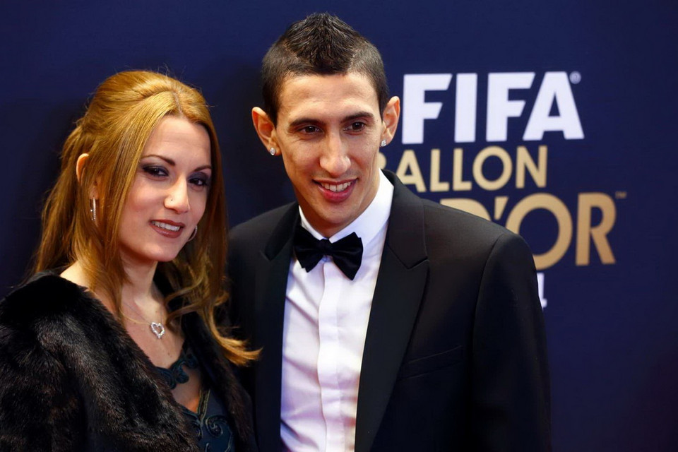 Angel Di Maria tạo dáng cùng vợ Jorgelina Cardoso trên thảm đỏ. (Nguồn: Reuters)