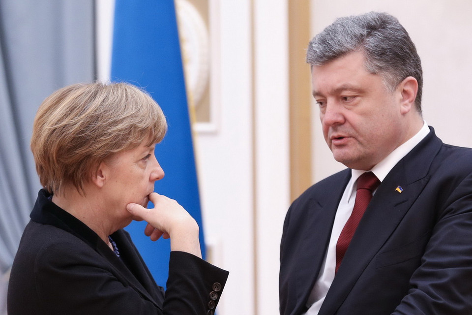 Những gốc đào đẹp đều được người chơi đến tận vườn mua. (Ảnh: Hữu Quyết/Vietnam+)