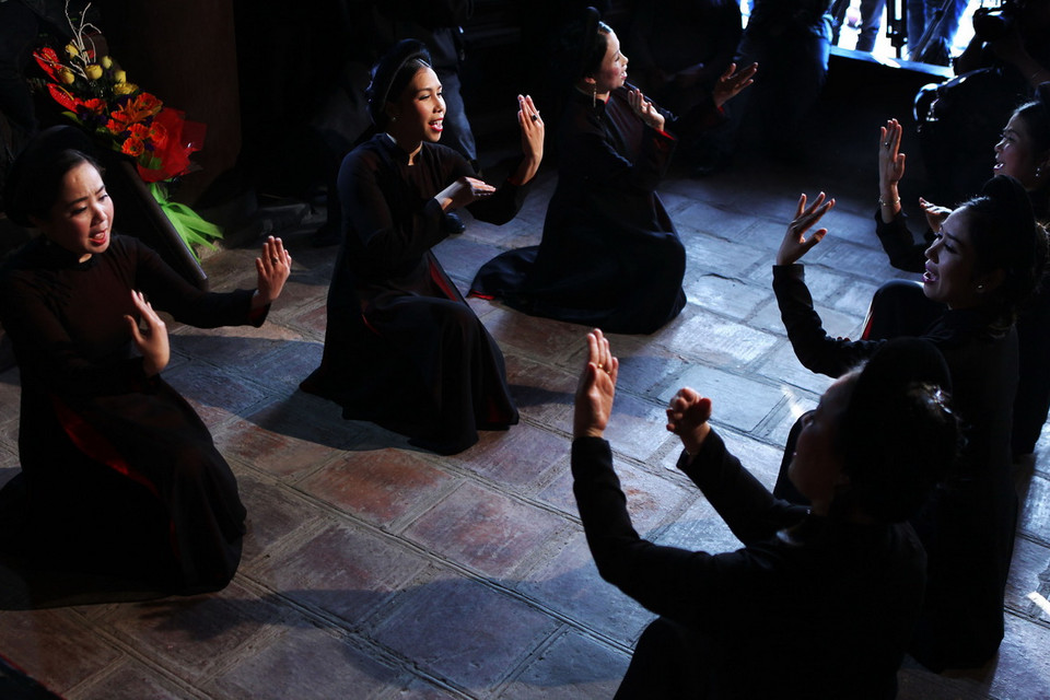 Tiết mục hát múa trong không gian hát cửa đình. (Ảnh: Lâm Khánh/TTXVN) 