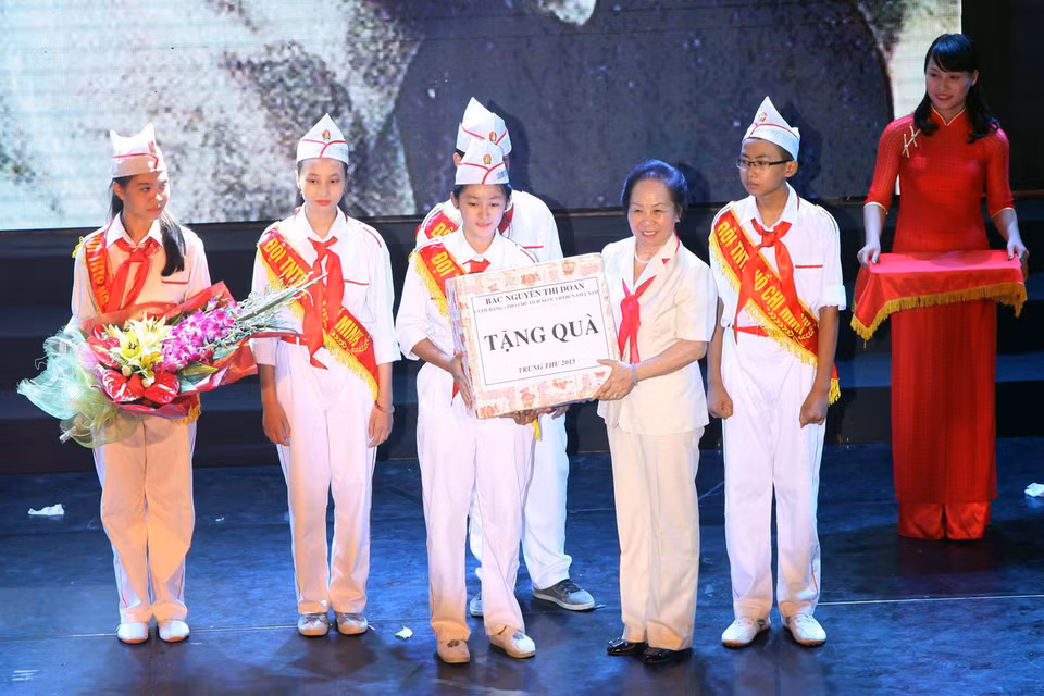  Phó Chủ tịch nước Nguyễn Thị Doan trao học bổng cho các em có hoàn cảnh khó khăn vươn lên trong học tập. (Ảnh: Anh Tuấn/TTXVN)