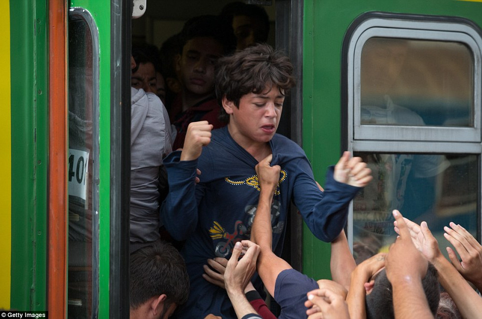 Dòng người chen lấn và xô đẩy nhau để cố gắng lên được tàu. (Nguồn: Dailymail)