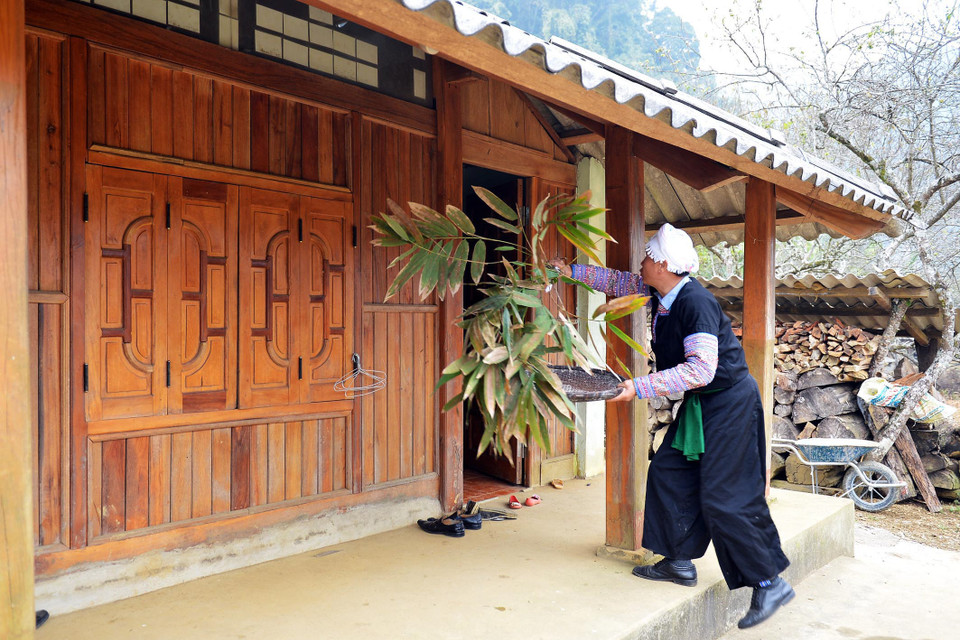 Ngày 30, người chủ trong gia đình làm nghi lễ xua đuổi tà ma và những điều không tốt của năm cũ để chuẩn bị đón một năm mới tốt lành. (Ảnh: Thanh Hà/TTXVN) 