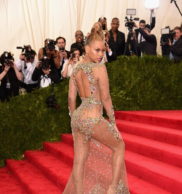 Tuy mọi sự chú ý đã dồn vào Rihanna với chiếc áo choàng 'trứng rán,' nhưng Beyoncé cũng khiến mọi người 'hết hồn' tại Met Gala 2015 với chiếc đầm Givenchy xuyên thấu đính hoa không liên quan gì đến chủ đề 'China: through the looking glass.'