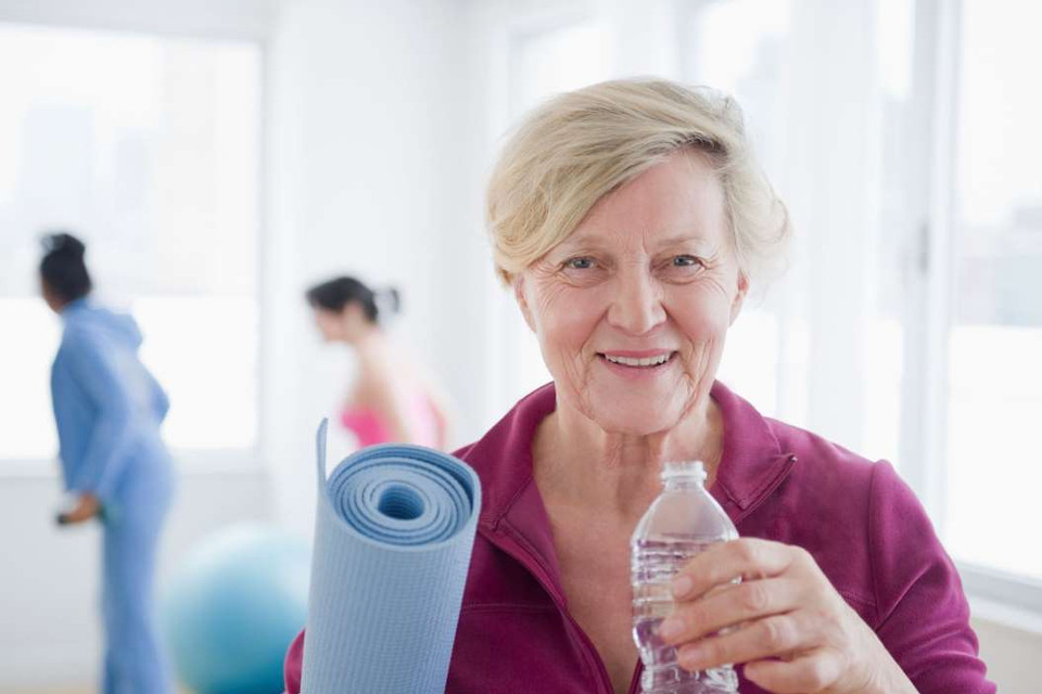 Tập yoga thường xuyên giúp kích thích việc tiết ra hormone từ các tuyến nội tiết, từ đó thúc đẩy sức khỏe cả về thể chất lẫn tinh thần. (Nguồn: Blend Images)