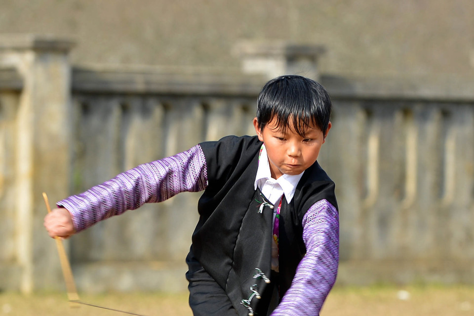 Các hoạt động vui xuân như ném pao, đánh cù, biểu diễn khèn Mông... kéo dài cả tháng. (Ảnh: Thanh Hà/TTXVN)