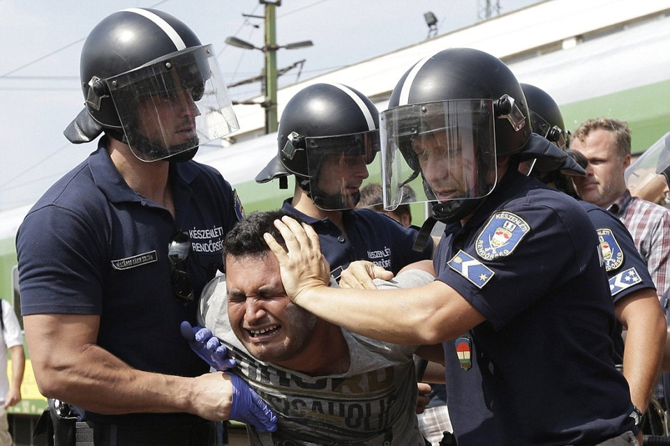 Người đàn ông đã khóc và van xin cảnh sát đừng đưa gia đình anh về trại tập trung. (Nguồn: Dailymail)