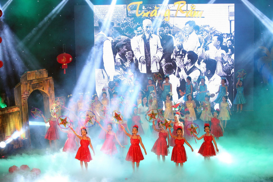 Các tiết mục văn nghệ tại Đêm hội Trăng rằm 2015. (Ảnh: Anh Tuấn/TTXVN)