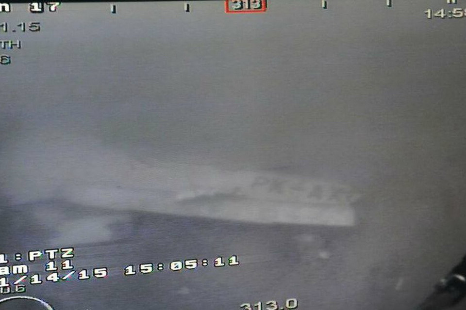 Phần thân máy bay AirAsia dưới biển. ((Nguồn: AFP/TTXVN)