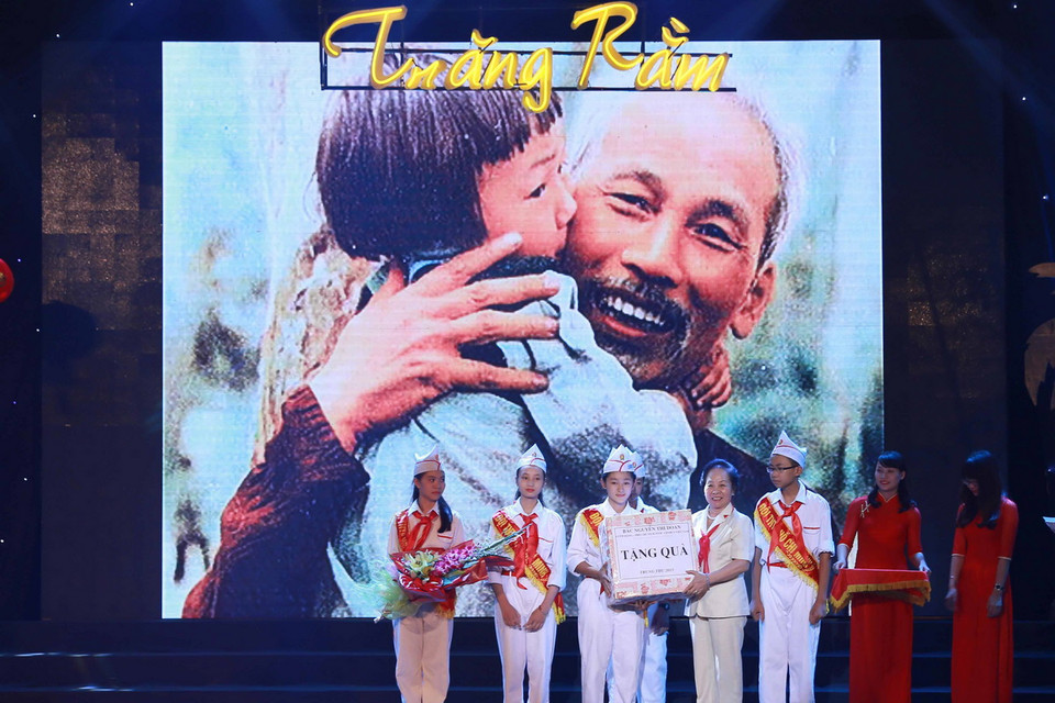 Phó Chủ tịch nước Nguyễn Thị Doan trao học bổng cho các em có hoàn cảnh khó khăn vươn lên trong học tập. (Ảnh: Nguyễn Quang/TTXVN)