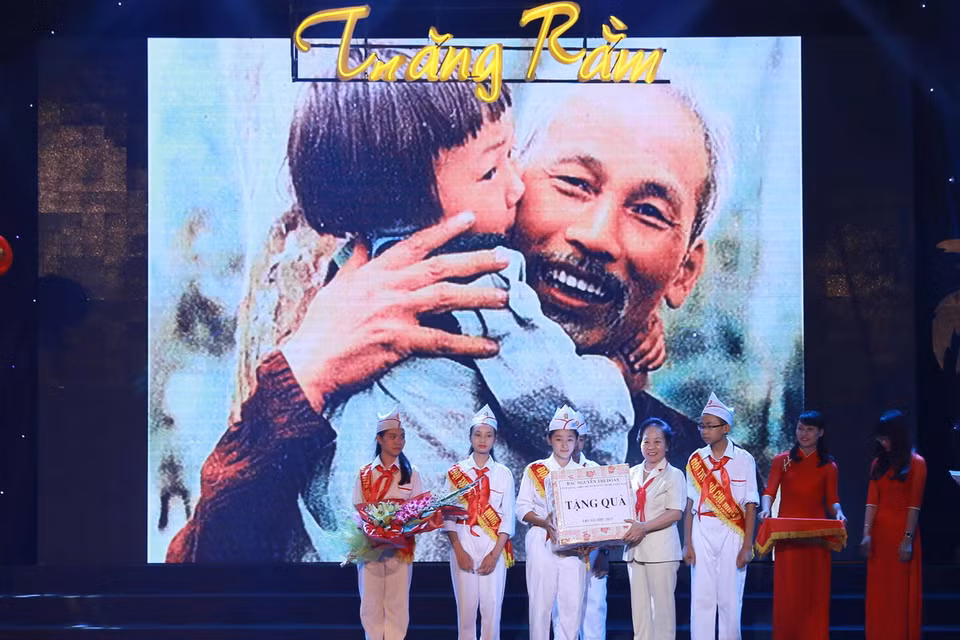 Phó Chủ tịch nước Nguyễn Thị Doan trao học bổng cho các em có hoàn cảnh khó khăn vươn lên trong học tập. (Ảnh: Nguyễn Quang/TTXVN)
