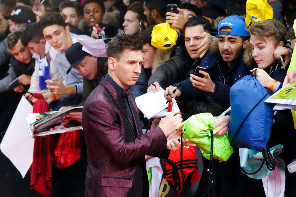 Lionel Messi lạnh lùng ký tặng người hâm mộ. (Nguồn: Reuters)