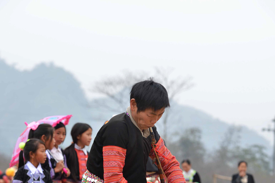 Các hoạt động vui xuân như ném pao, đánh cù, biểu diễn khèn Mông... kéo dài cả tháng. (Ảnh: Thanh Hà/TTXVN) 