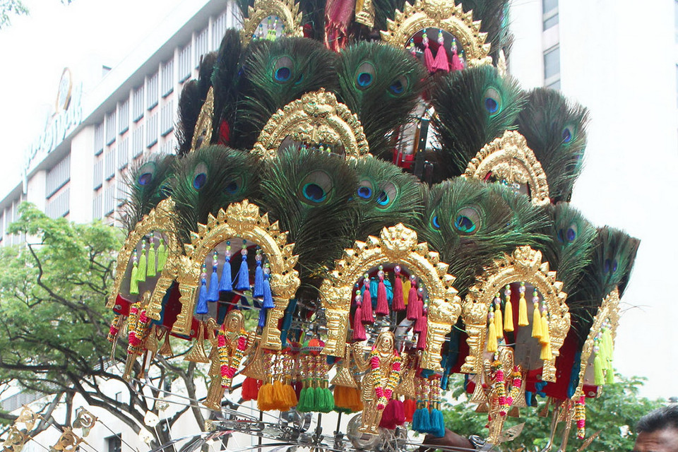 Một tín đồ Hindu đang thực hiện nghi lễ trong buổi diễu hành. (Ảnh: Việt Hải/TTXVN)