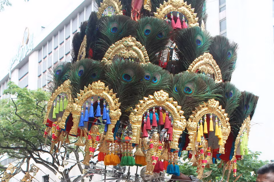 Một tín đồ Hindu đang thực hiện nghi lễ trong buổi diễu hành. (Ảnh: Việt Hải/TTXVN)