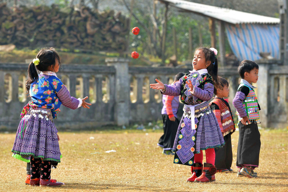  Các hoạt động vui xuân như ném pao, đánh cù, biểu diễn khèn Mông... kéo dài cả tháng. (Ảnh: Thanh Hà/TTXVN) 
