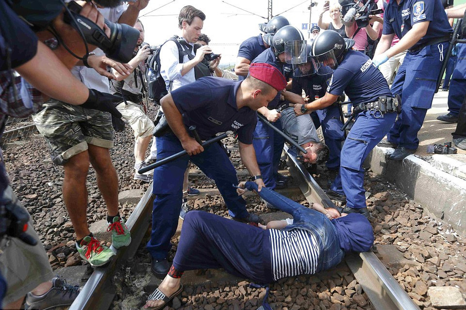 Gia đình di cư này đã bị cảnh sát Hungary buộc phải xuống tàu và đưa về trại tập trung ở Bicske, cách thủ đô Budapest 37km. (Nguồn: Dailymail)