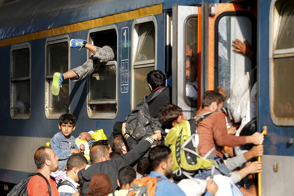 Hàng trăm người chen lấn ở ga tàu, thậm chí leo cả qua cửa sổ với hy vọng có thể tới Tây Âu. Tuy nhiên, nhà ga này cho biết không có đường tàu tới trực tiếp Tây Âu. (Nguồn: Dailymail)