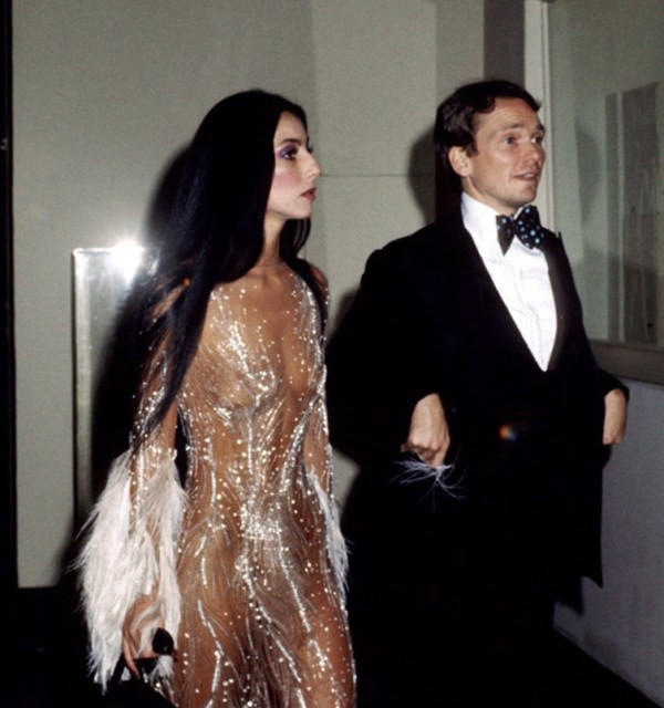 Hình ảnh nữ ca sỹ Cher trong chiếc đầm xuyên thấu đính lông của Bob Mackie tại Met Gala đầu tiên năm 1974. 