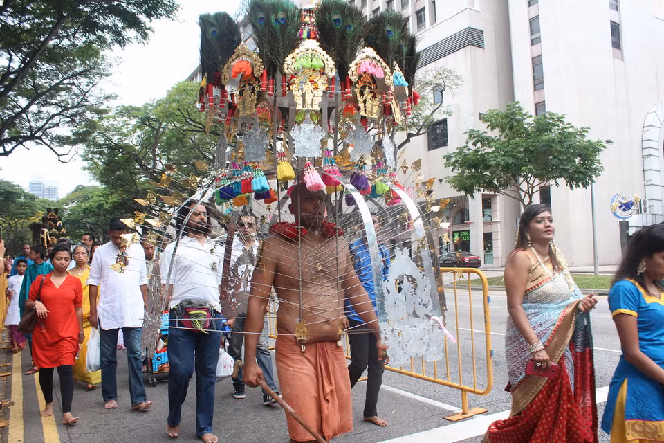 Một tín đồ Hindu đang thực hiện nghi lễ trong buổi diễu hành. (Ảnh: Việt Hải/TTXVN) 