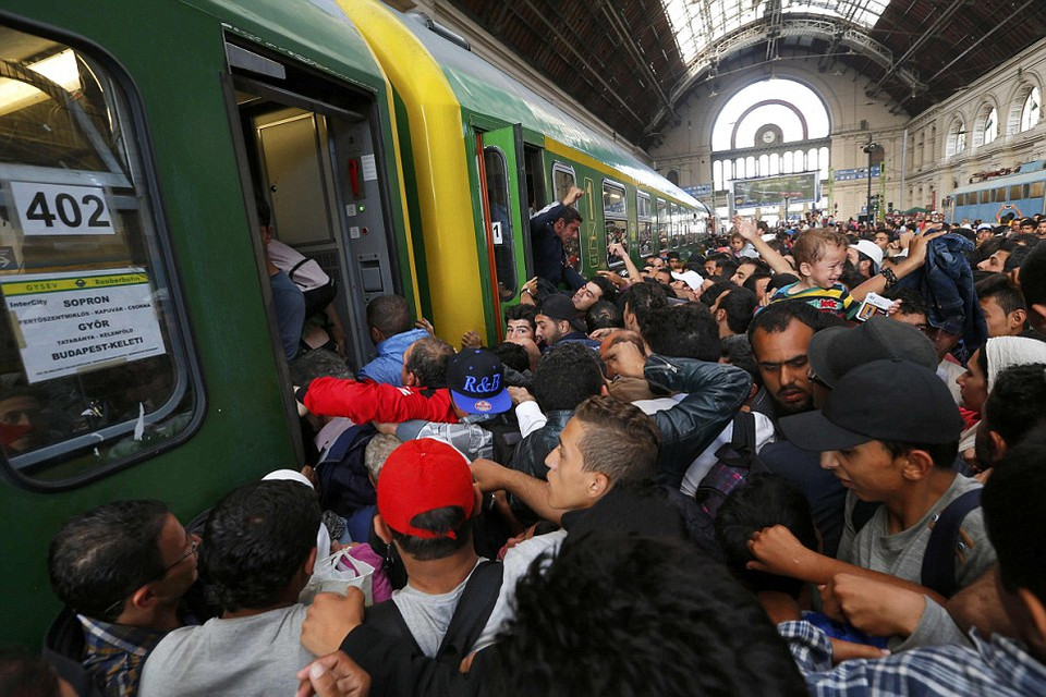 Để có thể lên được tàu, nhiều người nhập cư đã phải đánh lẫn nhau. (Nguồn: Dailymail)