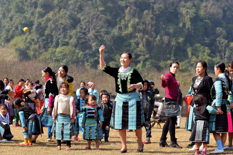 Các hoạt động vui xuân: ném pao, đánh cù, biểu diễn khèn Mông... kéo dài cả tháng. (Ảnh: Thanh Hà/TTXVN) 