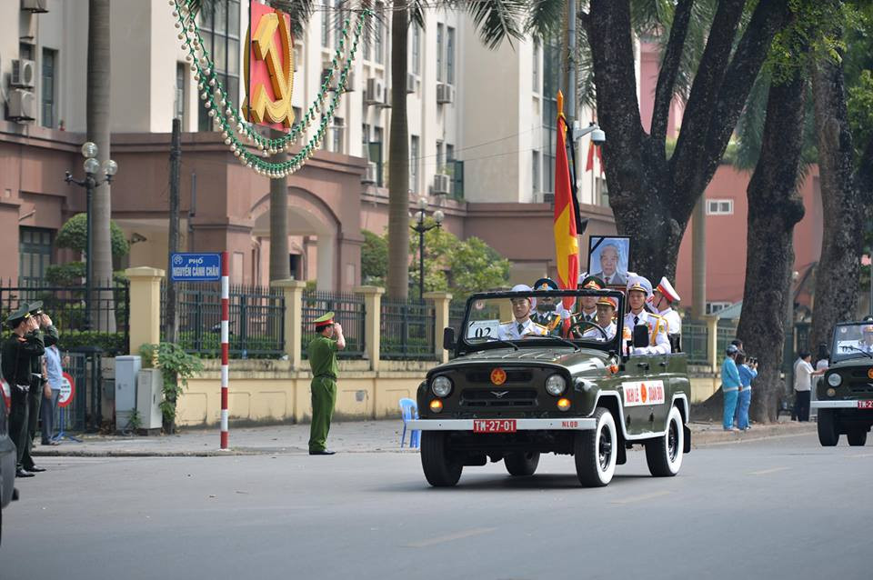 Đoàn xe tang chở linh cữu nguyên Tổng Bí thư Đỗ Mười đi qua Lăng Bác, đưa nguyên Tổng Bí thư về nơi an nghỉ cuối cùng.(Ảnh: Minh Sơn/Vietnam+)