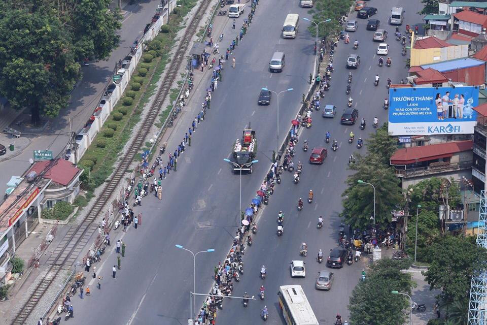 Đoàn xe tang đưa nguyên Tổng Bí thư về nơi an nghỉ cuối cùng.(Ảnh: Minh Sơn/Vietnam+)