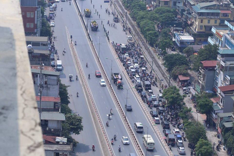 Đoàn xe tang đưa nguyên Tổng Bí thư về nơi an nghỉ cuối cùng.(Ảnh: Minh Sơn/Vietnam+)