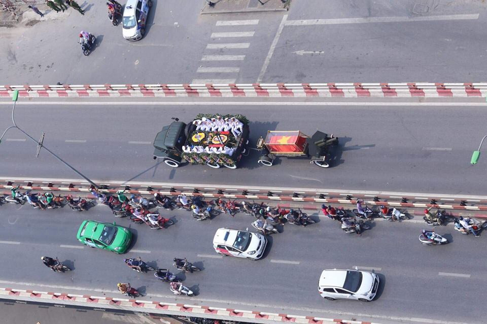 Đoàn xe tang đưa nguyên Tổng Bí thư về nơi an nghỉ cuối cùng. (Ảnh: Minh Sơn/Vietnam+)