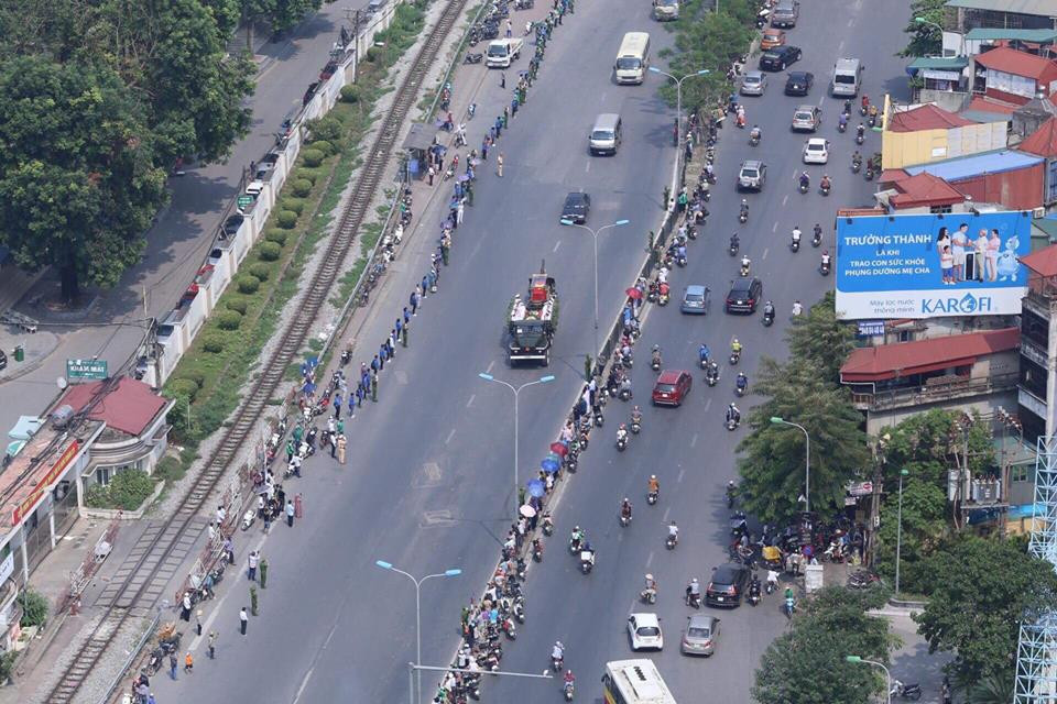 Đoàn xe tang đưa nguyên Tổng Bí thư về nơi an nghỉ cuối cùng. (Ảnh: Minh Sơn/Vietnam+)