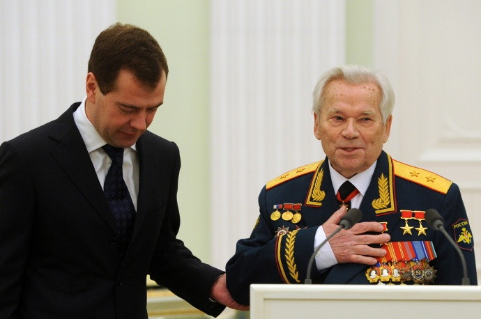 Mikhail Kalashnikov và ông Medvedev.
