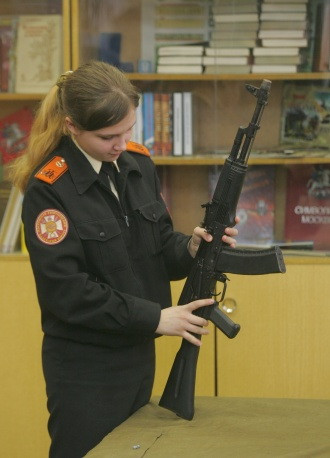 Học viên làm quen với khẩu súng trường AK thế hệ mới.