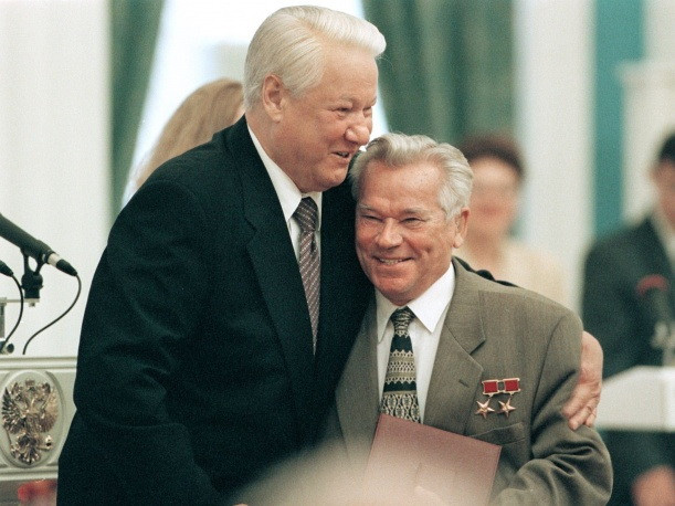Mikhail Kalashnikov và Boris Yeltsin.